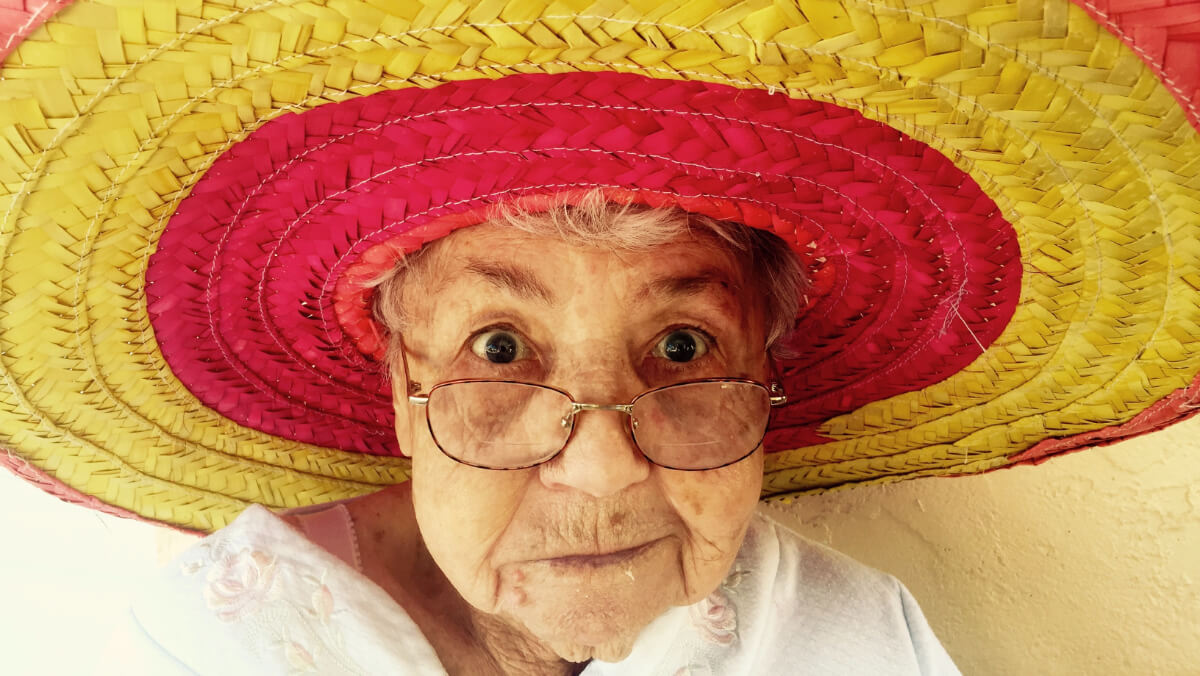 Nonna perplessa con sombrero messicano